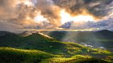 Ein spektakulärer Himmel über der Berglandschaft rund um die Reichsburg Trifels