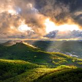 Ein spektakulärer Himmel über der Berglandschaft rund um die Reichsburg Trifels