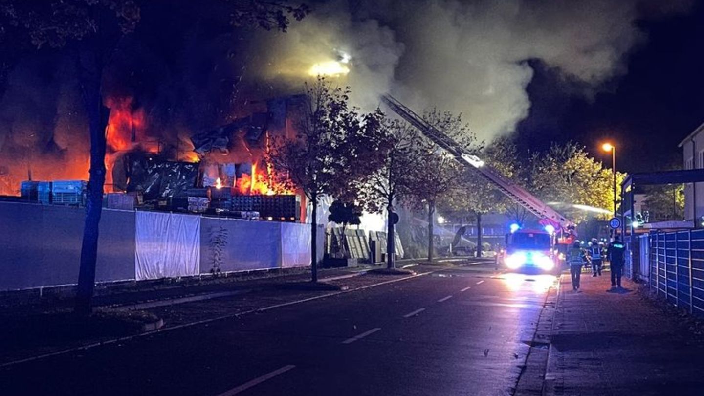 Feuerwehr: Lagerhalle in Kronberg im Taunus brennt - Abrissarbeiten