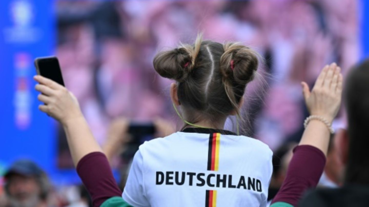Junger Fußballfan bei Europameisterschaft im Juli