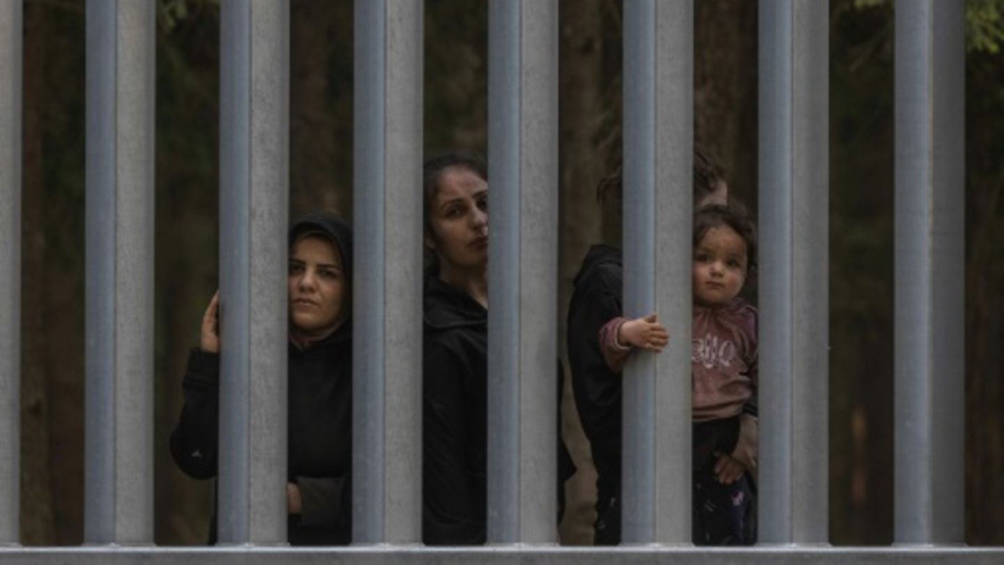 Migranten aus Syrien und Irak an  polnisch-belarussischer Grenze