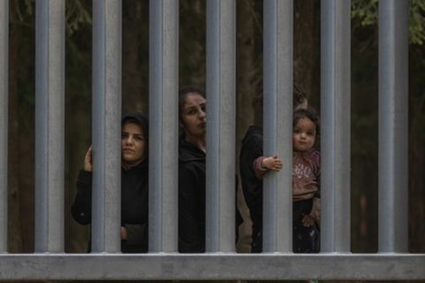 Migranten aus Syrien und Irak an  polnisch-belarussischer Grenze