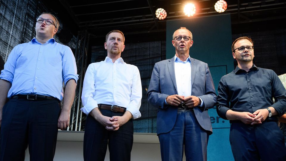 Der Thüringer Unionsfraktionschef Mario Voigt steht gemeinsam mit dem sächsischen Ministerpräsidenten Michael Kretschmer, dem CDU-Vorsitzenden Friedrich Merz und dem Landesvorsitzenden der CDU Brandenburg, Jan Redmann, auf der Bühne (v.l.n.r.)