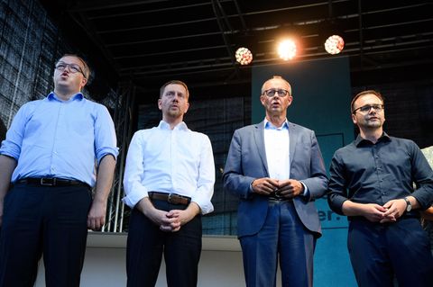 Der Thüringer Unionschef Mario Voigt steht gemeinsam mit dem sächsischen Ministerpräsidenten Michael Kretschmer, dem CDU-Vorsitzenden Friedrich Merz und dem Landesvorsitzenden der CDU Brandenburg, Jan Redmann, auf der Bühne (von links)