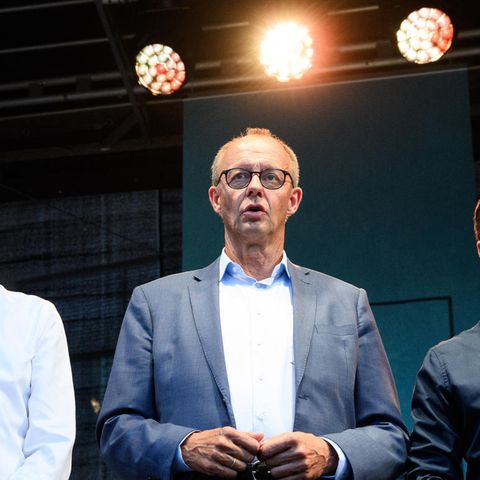 Der Thüringer Unionschef Mario Voigt steht gemeinsam mit dem sächsischen Ministerpräsidenten Michael Kretschmer, dem CDU-Vorsitzenden Friedrich Merz und dem Landesvorsitzenden der CDU Brandenburg, Jan Redmann, auf der Bühne (von links)