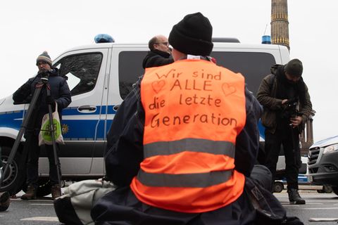 Letzte Generation: Ein Demonstrant mit orangener Warnweste