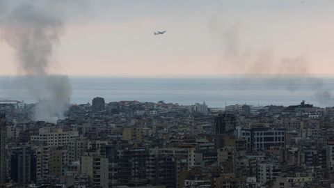 Eine Maschine der Middle East Airlines nach dem Start vom Rafiq-Hariri-Flughafen in Beirut – aus den Wohnvierteln am Rand des Airports steigt nach einem Bombardement noch Rauch auf