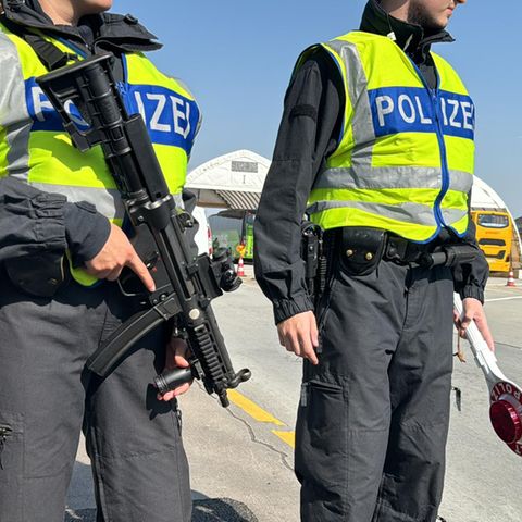 Select two federal police officers who have to go under the control tent.