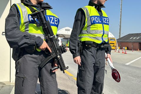 Zwei Bundespolizisten selektieren, wer unter das Kontrollzelt fahren muss.