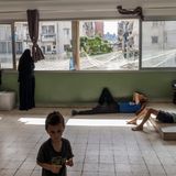 Flucht ins Ungewisse: Eine Familie aus dem Südlibanon hat in einem Klassenzimmer der Chafic-Said-Oberschule für Jungen im Beiruter Stadtteil Ain al-Rummaneh Zuflucht gefunden. Zahlreiche öffentliche Schulen im Libanon sind zu Flüchtlingsunterkünften umfunktioniert worden. Niemand weiß, für wie lange