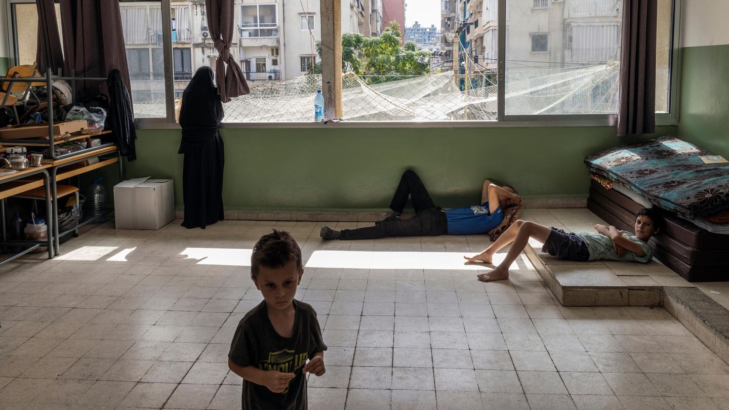 Fotografie: Flucht ins Ungewisse: Eine Familie aus dem Südlibanon hat in einem Klassenzimmer der Chafic-Said-Oberschule für Jungen im Beiruter Stadtteil Ain al-Rummaneh Zuflucht gefunden. Zahlreiche öffentliche Schulen im Libanon sind zu Flüchtlingsunterkünften umfunktioniert worden. Niemand weiß, für wie lange Flucht ins Ungewisse: Eine Familie aus dem Südlibanon hat in einem Klassenzimmer der Chafic-Said-Oberschule für Jungen im Beiruter Stadtteil Ain al-Rummaneh Zuflucht gefunden. Zahlreiche öffentliche Schulen im Libanon sind zu Flüchtlingsunterkünften umfunktioniert worden. Niemand weiß, für wie lange