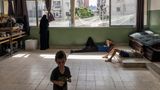 Flucht ins Ungewisse: Eine Familie aus dem Südlibanon hat in einem Klassenzimmer der Chafic-Said-Oberschule für Jungen im Beiruter Stadtteil Ain al-Rummaneh Zuflucht gefunden. Zahlreiche öffentliche Schulen im Libanon sind zu Flüchtlingsunterkünften umfunktioniert worden. Niemand weiß, für wie lange