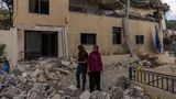 Zivilisten im Visier. Zwei Mitarbeiterinnen des deutsch-libanesischen Begegnungszentrums "Dar Assalam" südlich von Beirut besichtigen die Schäden nach einem israelischen Luftangriff. 87 Geflüchtete hatten hier Schutz gesucht. Sechs von ihnen überlebten den Angriff mit drei Raketen nicht. Das Auswärtige Amt fordert Aufklärung