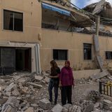 Zivilisten im Visier. Zwei Mitarbeiterinnen des deutsch-libanesischen Begegnungszentrums "Dar Assalam" südlich von Beirut besichtigen die Schäden nach einem israelischen Luftangriff. 87 Geflüchtete hatten hier Schutz gesucht. Sechs von ihnen überlebten den Angriff mit drei Raketen nicht. Das Auswärtige Amt fordert Aufklärung