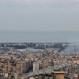 Geisterstadt: Die Dahija, wie Beiruts südliche Vororte genannt werden, ist heute fast menschenleer. Israelische Drohnen sirren im Himmel. Fast täglich wird das Gebiet – wo die Hisbollah ihr Hauptquartier hatte, wo aber auch Hunderttausende Zivilisten leben – bombardiert. Im Hintergrund: der internationale Flughafen von Beirut. Dort startet und landet nur noch eine Airline, die staatliche libanesische Middle East Airlines