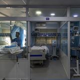 Notfallmedizin in der Kampfzone: Zwei Überlebende eines israelischen Luftangriffs werden auf der Intensivstation des Hiram-Krankenhaus von Tyros versorgt. Wegen ihrer schweren Brand- und Kopfverletzungen haben die Ärzte sie ins künstliche Koma versetzt. Einen Krankentransport aus der Gefahrenzone würden sie aufgrund ihrer schweren Verletzungen nicht überleben