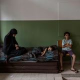 Familienleben im Ausnahmezustand: Eine schiitische Mutter hat mit ihren Kindern in der Chafic-Said-Oberschule im mehrheitlich christlichen Beiruter Viertel Ain al-Rummaneh Zuflucht gefunden