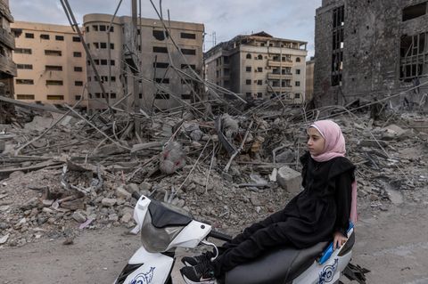 Ausflug ins Inferno: Eine junge Frau auf dem Rücksitz eines Motorrollers an der alten Flughafenstraße in Beirut. Die umliegenden südlichen Vororte der libanesischen Hauptstadt werden seit Wochen von Israels Luftwaffe mit Angriffen überzogen, viele der ehemaligen Einwohner sind geflohen