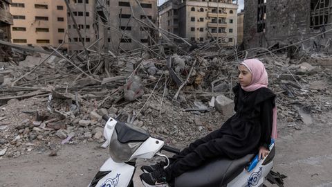 Ausflug ins Inferno: Eine junge Frau auf dem Rücksitz eines Motorrollers an der alten Flughafenstraße in Beirut. Die umliegenden südlichen Vororte der libanesischen Hauptstadt werden seit Wochen von Israels Luftwaffe mit Angriffen überzogen, viele der ehemaligen Einwohner sind geflohen