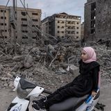 Ausflug ins Inferno: Eine junge Frau auf dem Rücksitz eines Motorrollers an der alten Flughafenstraße in Beirut. Die umliegenden südlichen Vororte der libanesischen Hauptstadt werden seit Wochen von Israels Luftwaffe mit Angriffen überzogen, viele der ehemaligen Einwohner sind geflohen