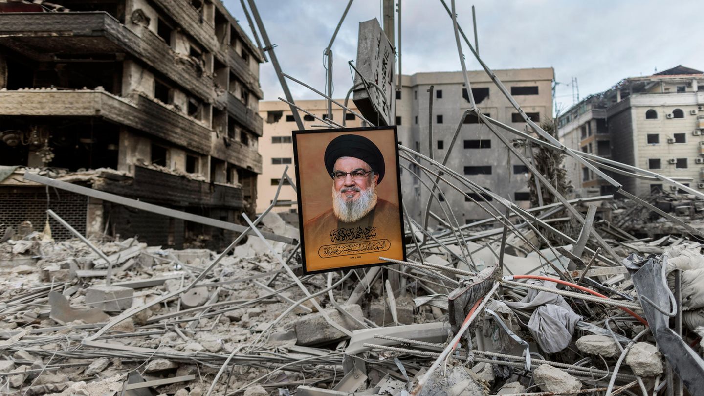 Photography: Martyrs in front of rubble: Hassan Nasrallah led the Hezbollah militia in Lebanon for 32 years, a terror strategist with great charisma. Three weeks ago, he and numerous other key cadres died in an Israeli airstrike on Hezbollah's leadership bunker beneath civilian apartment blocks in Beirut's southern suburbs. Today, martyr posters with Nasrallah's likeness are ubiquitous in this area Martyr in front of rubble: Hassan Nasrallah led the Hezbollah militia in Lebanon for 32 years, a terror strategist with great charisma. Three weeks ago, he and numerous other key cadres died in an Israeli airstrike on Hezbollah's leadership bunker beneath civilian apartment blocks in Beirut's southern suburbs. Today, martyr posters with Nasrallah's likeness are ubiquitous in this area