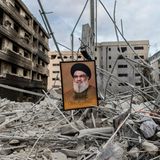 Märtyrer vor Trümmern: 32 Jahre lang führte Hassan Nasrallah die Hisbollah-Miliz im Libanon, ein Terror-Stratege mit großem Charisma. Vor drei Wochen starben er und zahlreiche andere wichtige Kader bei einem israelischen Luftangriff auf den Führungsbunker der Hisbollah, der unter zivilen Wohnblöcken in den südlichen Vororten Beiruts lag. Heute sind Märtyrer-Plakate mit Nasrallahs Konterfei allgegenwärtig in dieser Gegend