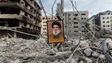 Märtyrer vor Trümmern: 32 Jahre lang führte Hassan Nasrallah die Hisbollah-Miliz im Libanon, ein Terror-Stratege mit großem Charisma. Vor drei Wochen starben er und zahlreiche andere wichtige Kader bei einem israelischen Luftangriff auf den Führungsbunker der Hisbollah, der unter zivilen Wohnblöcken in den südlichen Vororten Beiruts lag. Heute sind Märtyrer-Plakate mit Nasrallahs Konterfei allgegenwärtig in dieser Gegend