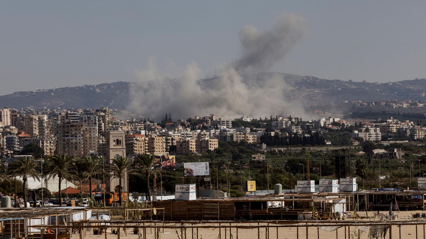 Fotografie: Angst und Explosionen: Nach einem israelischen Luftangriff am 11. Oktober steigt über Tyros, der größten Stadt des Südlibanon, Rauch auf. Schon seit Monaten suchen Hunderttausende Menschen aus den Dörfern der Region in der Stadt Zuflucht vor israelischen Angriffen. Nun müssen viele aufs Neue fliehen Angst und Explosionen: Nach einem israelischen Luftangriff am 11. Oktober steigt über Tyros, der größten Stadt des Südlibanon, Rauch auf. Schon seit Monaten suchen Hunderttausende Menschen aus den Dörfern der Region in der Stadt Zuflucht vor israelischen Angriffen. Nun müssen viele aufs Neue fliehen