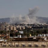 Angst und Explosionen: Nach einem israelischen Luftangriff am 11. Oktober steigt über Tyros, der größten Stadt des Südlibanon, Rauch auf. Schon seit Monaten suchen Hunderttausende Menschen aus den Dörfern der Region in der Stadt Zuflucht vor israelischen Angriffen. Nun müssen viele aufs Neue fliehen