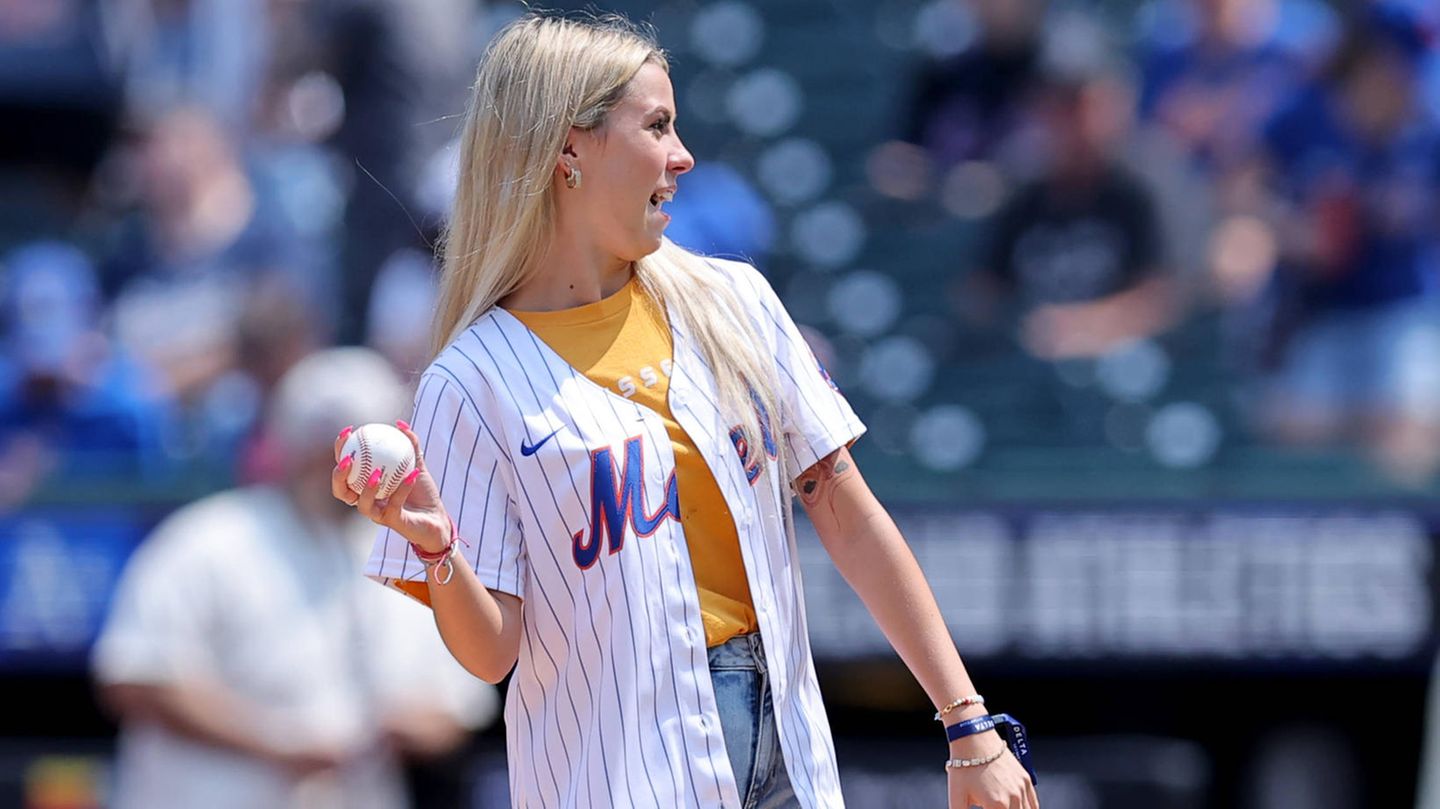 Haliey Welch wirft den ersten Pitch vor einem Baseballspiel der New York Mets