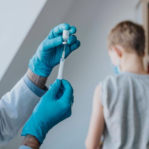 Diphtherie: Ein Junge wird geimpft