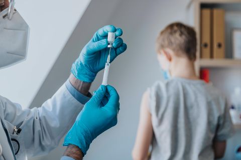 Diphtherie: Ein Junge wird geimpft