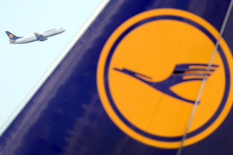 Logo der Deutschen Lufthansa auf einem Flugzeug am Flughafen Frankfurt am Main
