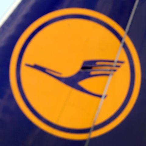 Logo der Deutschen Lufthansa auf einem Flugzeug am Flughafen Frankfurt am Main