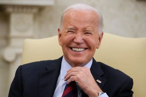 Joe Biden lacht über Trump