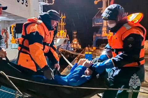 Ein Bild aus einem Video über die Rettung des Mannes in Russland: Er wurde völlig entkräftet in eine Klinik gebracht