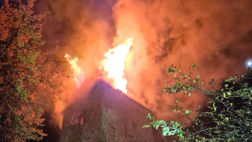 Aufnahmen zeigen Kirchturmbrand in Bremerhaven (Video)