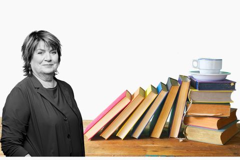 Frau Christine Westermann vor einem Bücherstapel