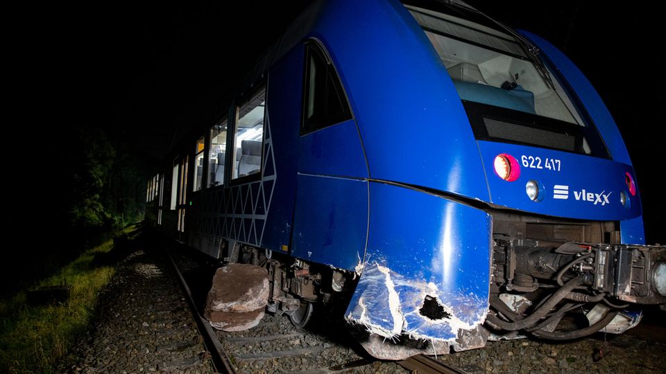 Saarland: Zug nach Steinschlag entgleist (Video)