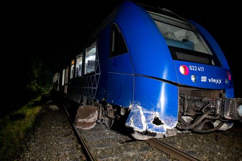 Saarland: Zug nach Steinschlag entgleist (Video)