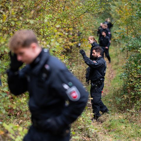 Polizisten suchen unweit eines Campingplatzes bei Hamburg nach einem vermissten Studenten