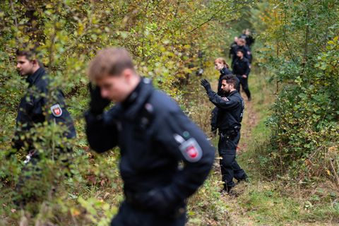 Polizisten suchen unweit eines Campingplatzes bei Hamburg nach einem vermissten Studenten
