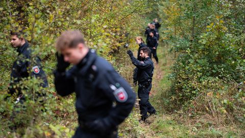 Polizisten suchen unweit eines Campingplatzes bei Hamburg nach einem vermissten Studenten