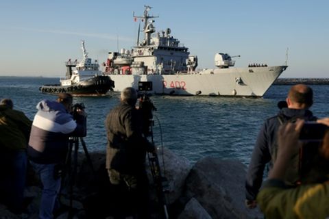 Ankunft des ersten Schiffes mit Migranten in Albanien