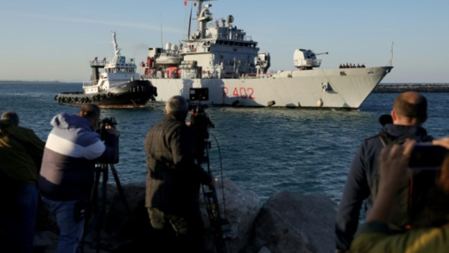 Ankunft des ersten Schiffes mit Migranten in Albanien