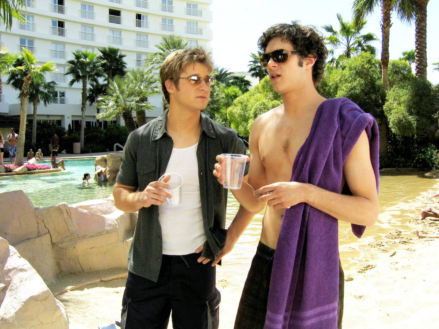 Adam Brody mit Sonnebrille und in Badehose in der Serie "O.C., California"