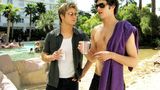 Adam Brody mit Sonnebrille und in Badehose in der Serie "O.C., California"