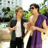 Adam Brody mit Sonnebrille und in Badehose in der Serie "O.C., California"