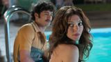 Adam Brody sitzt in einer Szene des Films "Lovelace" mit Amanda Seyfried am Pool