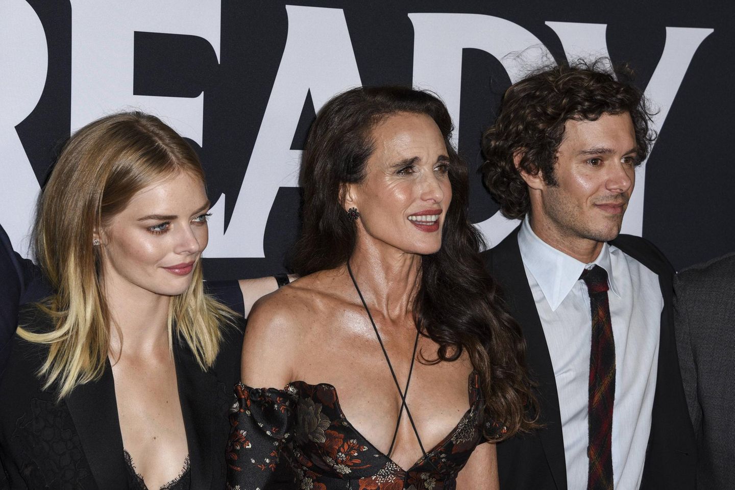 Adam Brody mit wilden Locken bei einer Filmpremiere